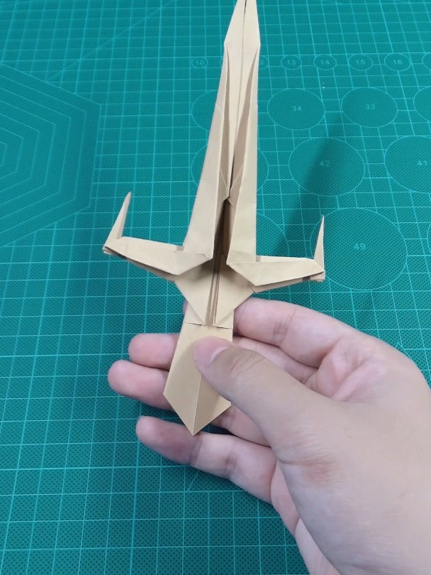 帅气的折纸武器教程,这是哪位英雄的宝剑?