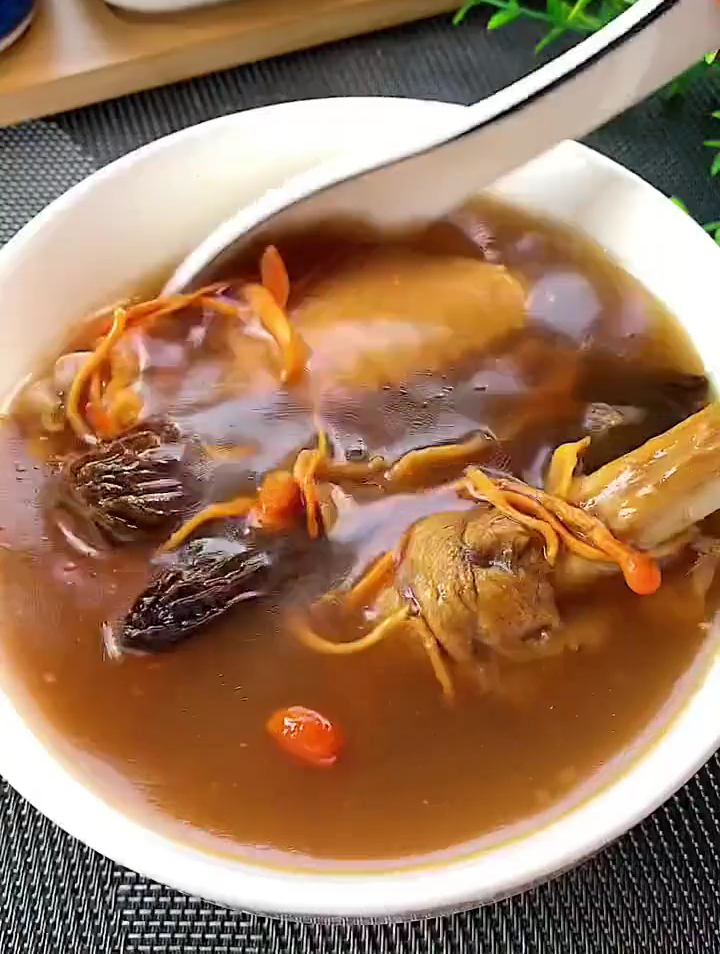 老鸡菌菇汤,汤鲜味美太好喝了