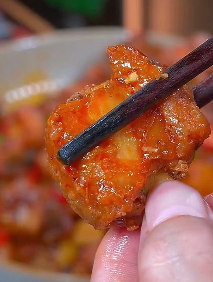 为什么饭店里做的干锅排骨脱骨入味,外焦里嫩呢