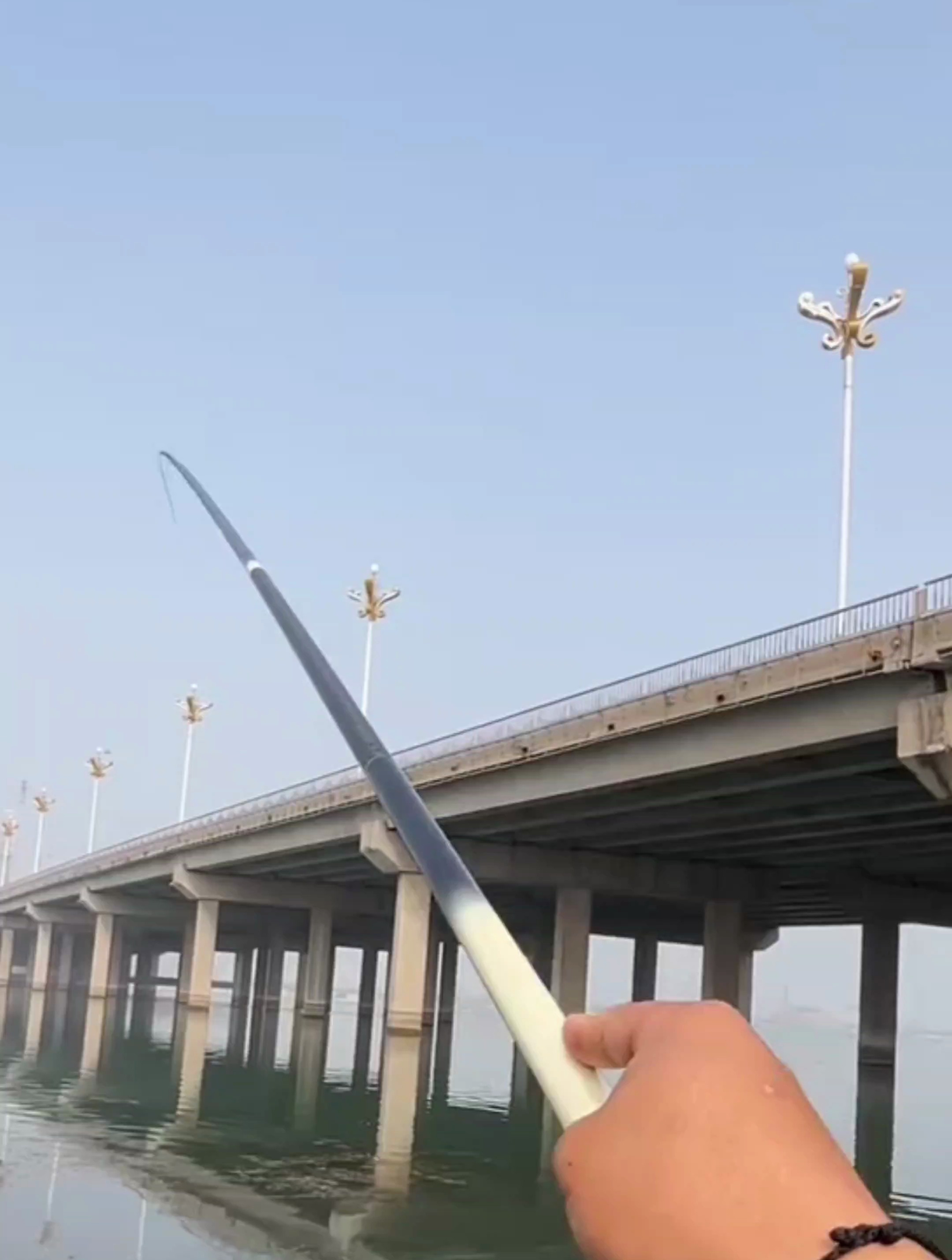 鱼钩挂底千万不要硬拉,轻则断线丢漂总则断杆,快试试这个脱钩器