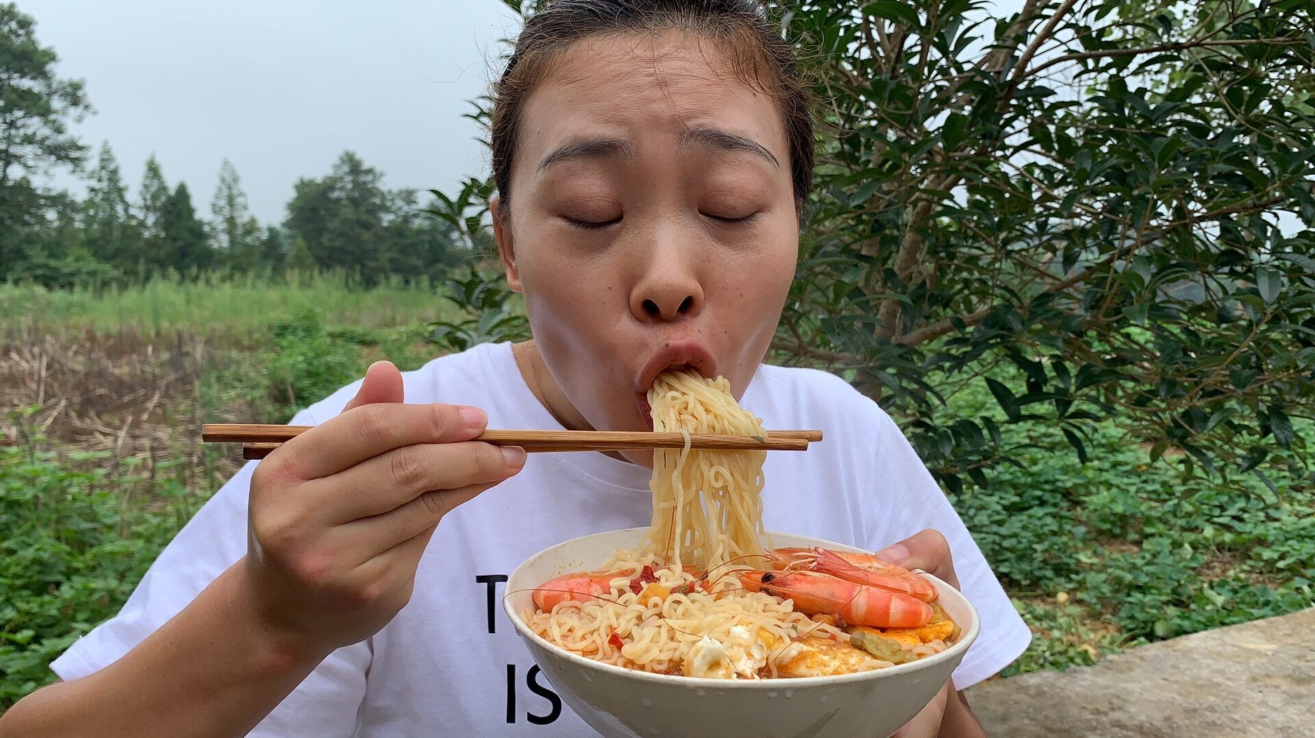 秋妹今天煮豪华版泡面，这样吃才过瘾，嗦嗦几口下肚，看得流口水