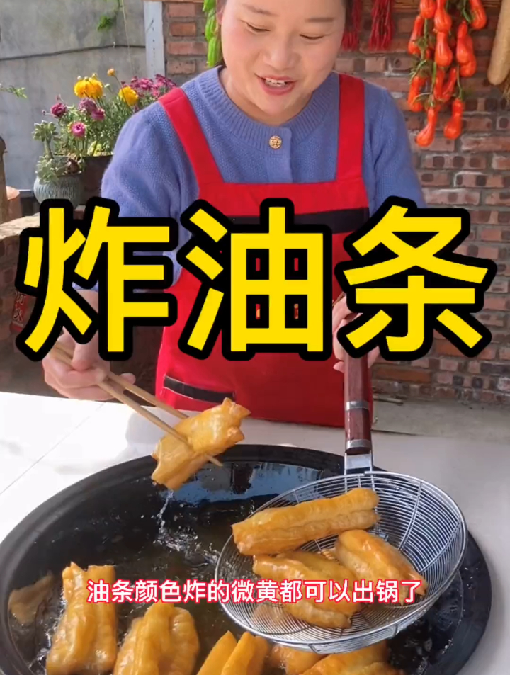 今天做河南特色美食,手工炸油条,个个蓬松酥软,做法简单