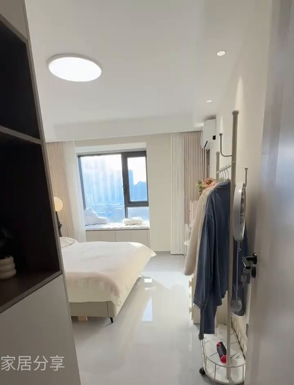 姐妹们,卧室得搞成温馨色调!床头墙选杏色灰,墙面涂珍珠白,窗帘用奶茶色,斗柜涂奶油白