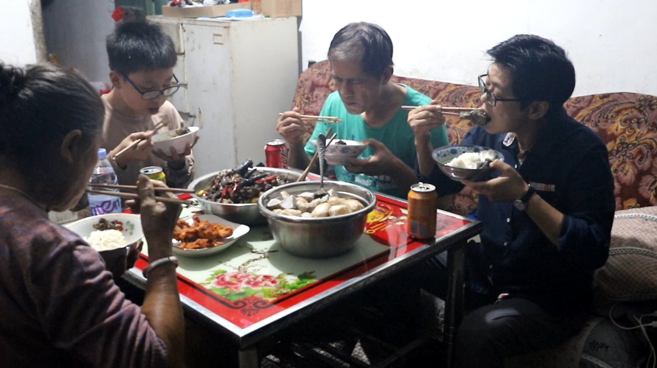 九九全家动手来帮忙,炒菜就归老九了,土鸡上桌别的菜就“凉”了