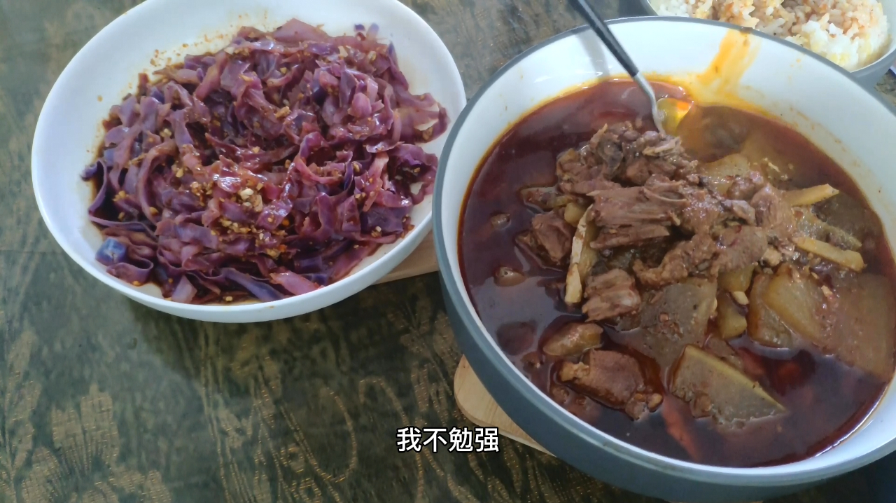 2个人2个菜 凉拌紫甘蓝 火锅烧鸭和冬瓜 老公鸭汤泡饭吃嗨了