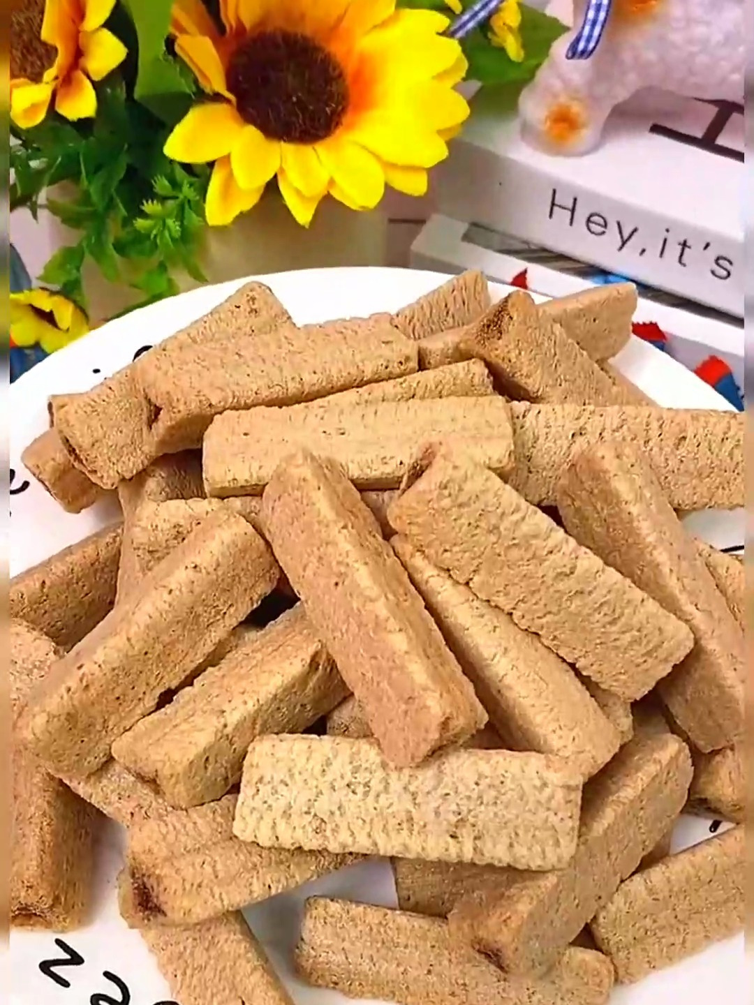 西瓜味的熔岩三角酥巧克力夹心谷物棒酥脆威化金字塔饼干宿舍零食