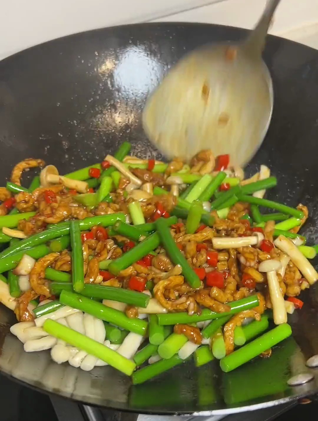 比起外边的饭 还是喜欢自己做的家常菜蒜苔炒肉