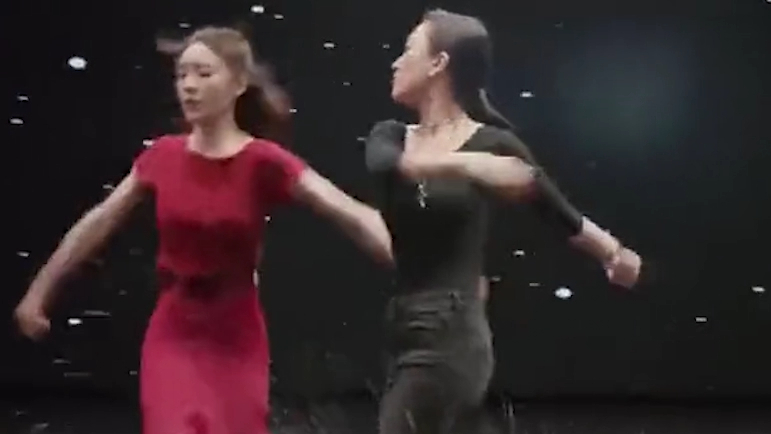 #贵圈八卦图鉴# 张月和马苏在水中斗舞这段戏真的是太炸了! 两人表现出的那种强大气场再加上