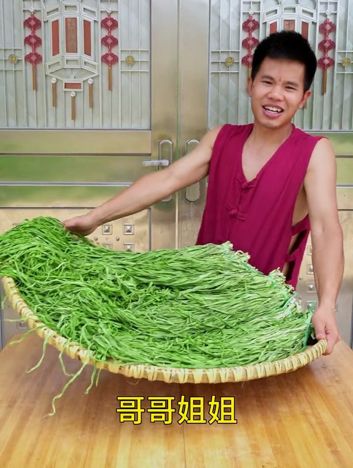 二三十斤的新鲜贡菜,才可以晒成这样一一斤的干贡菜