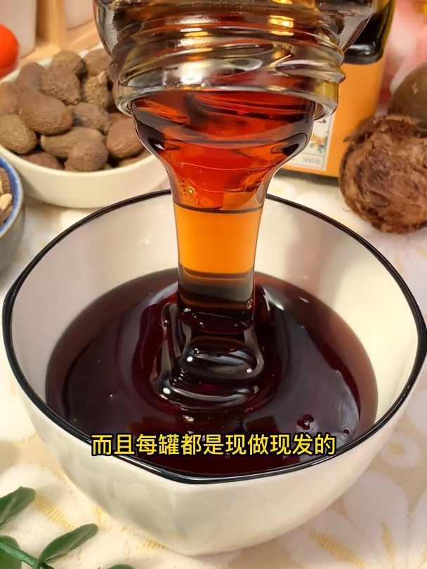 入秋了天气比较干燥,嗓子总是干干的,可以试试这款的秋梨膏