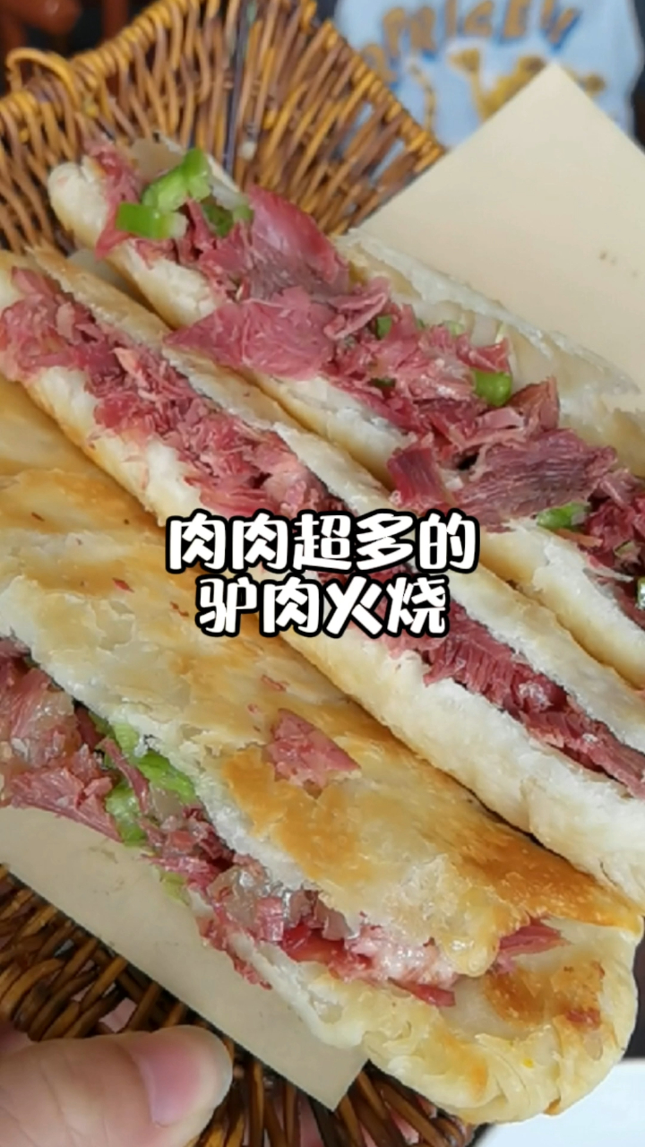 王哥庄大集旁的驴肉火烧,夫妻两人忙前忙后,火烧肉肉太足