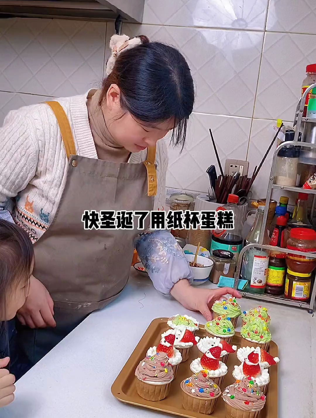 圣诞纸杯蛋糕,一次就成功细腻棉软,不开裂不塌陷,好看又好吃