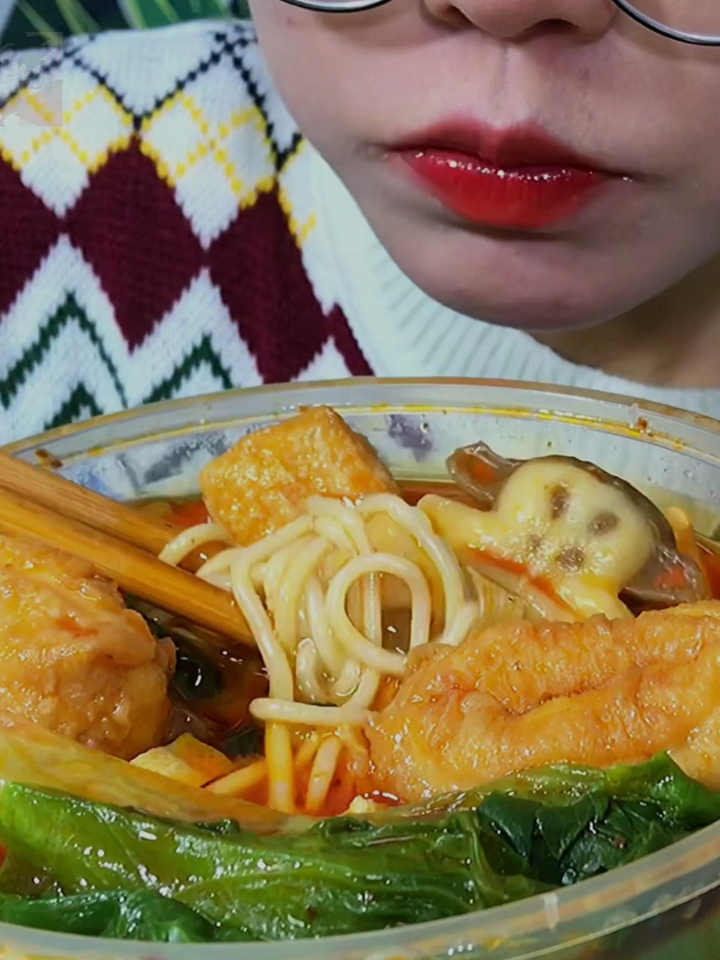 沉浸式吃爆辣麻辣烫,加上吸汁油条,绝了