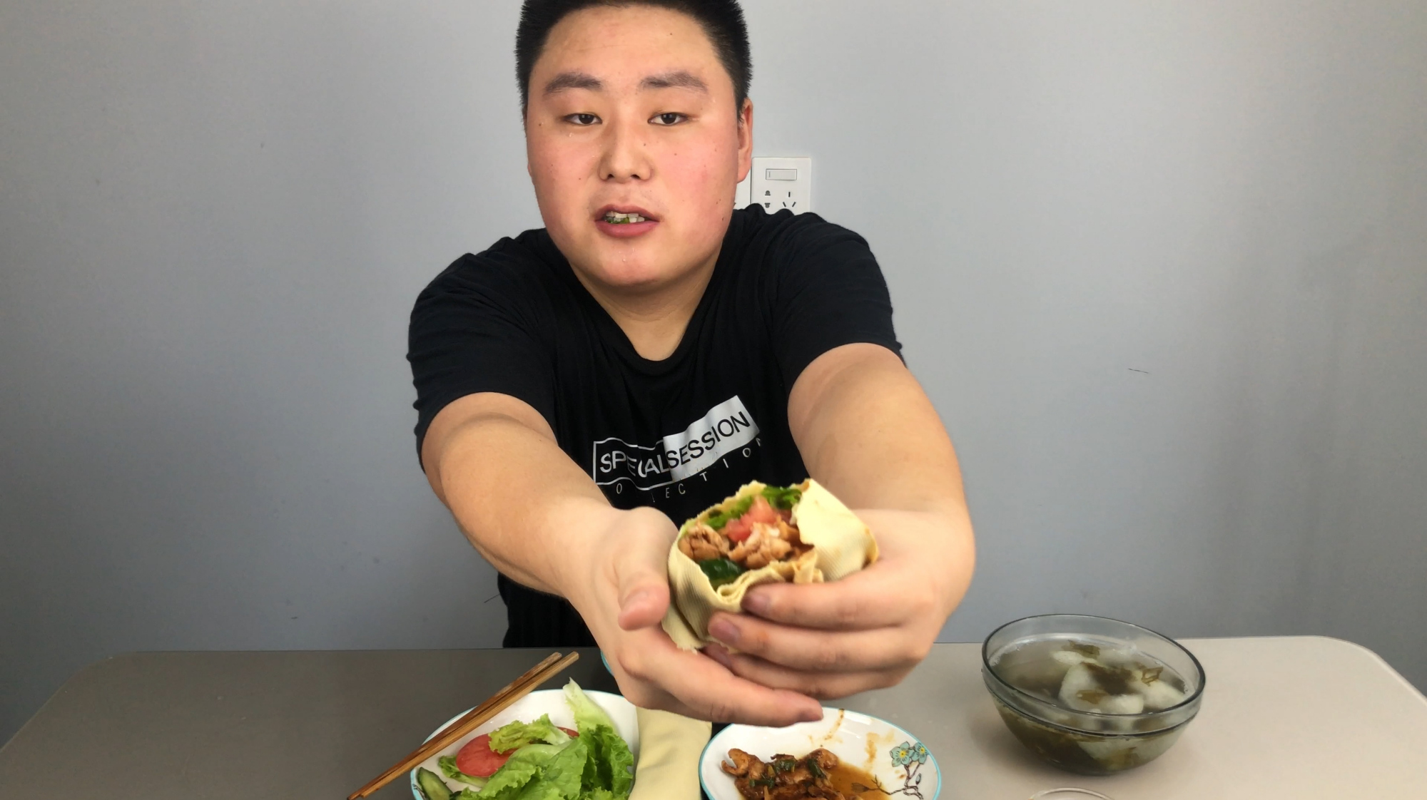 第60天,两个秘制香辣鸡腿堡,全部吃完了,撑的一直打嗝