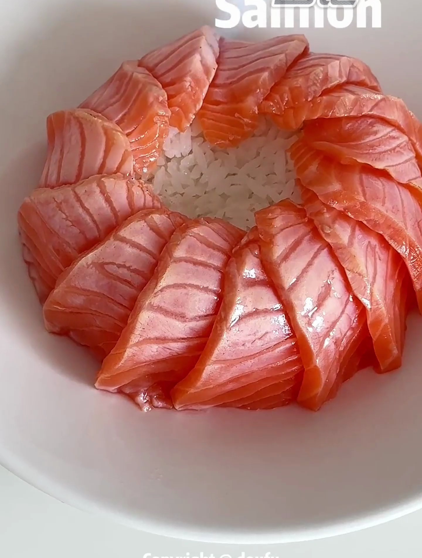 一口爆浆的炙烧三文鱼,吃完可以去开店了