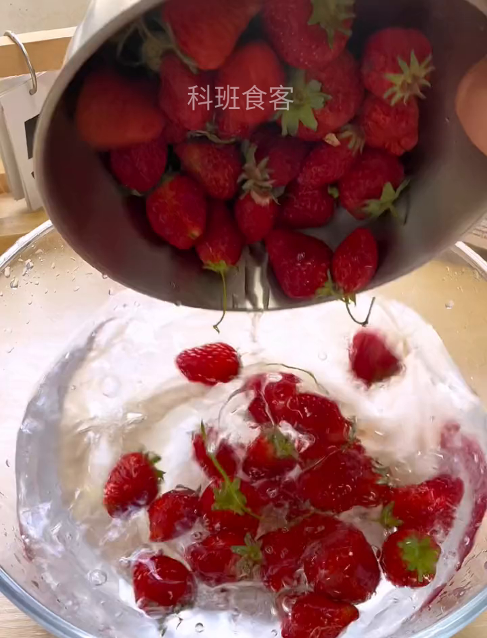 超简单!两招教你轻松搞定顺滑草莓味冰淇淋!