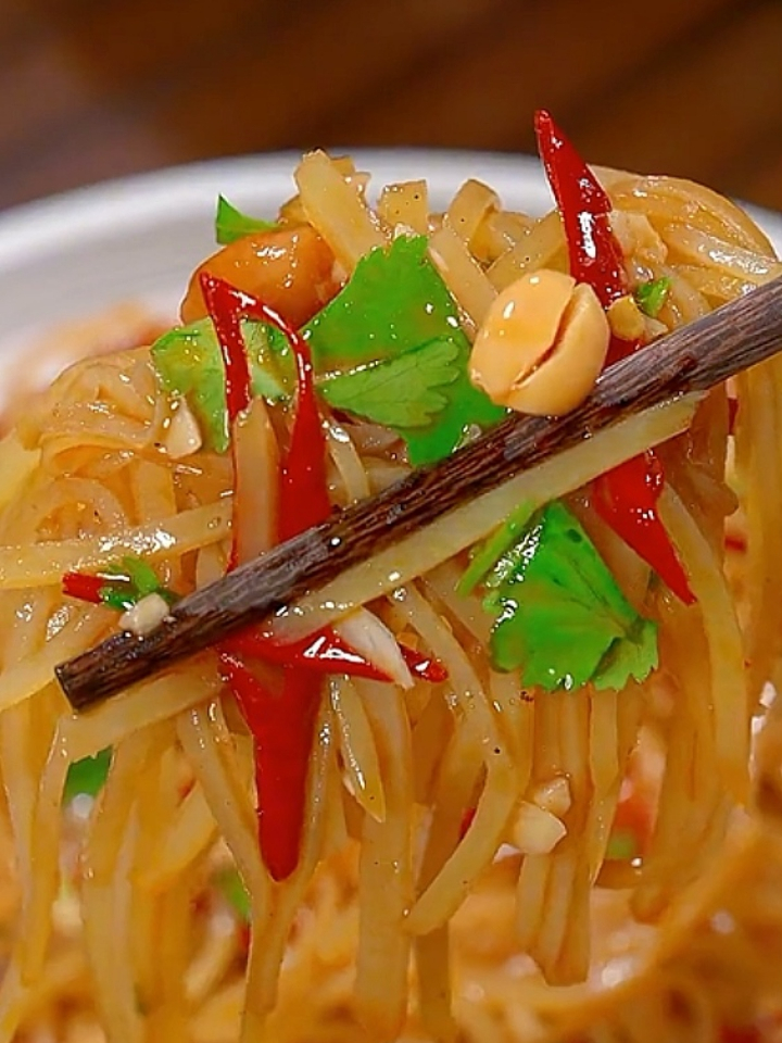 以后土豆丝你不要老是炒来吃,像这么热的天你就凉拌菜