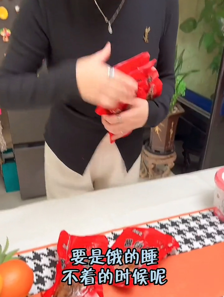 这个酱卤鸭腿真的是超赞 个头还大 来上一个真的太满足了