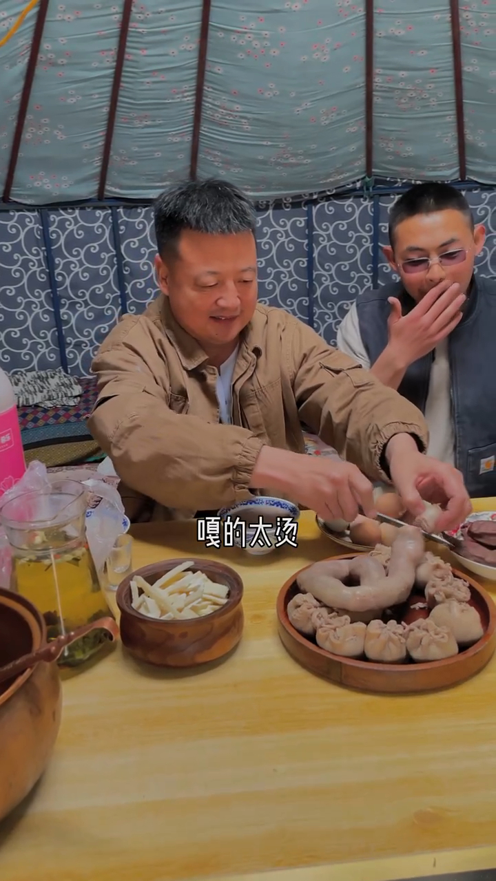 内蒙表哥发来一段视频,看着一家人围着吃肚包肉,真是太温馨了
