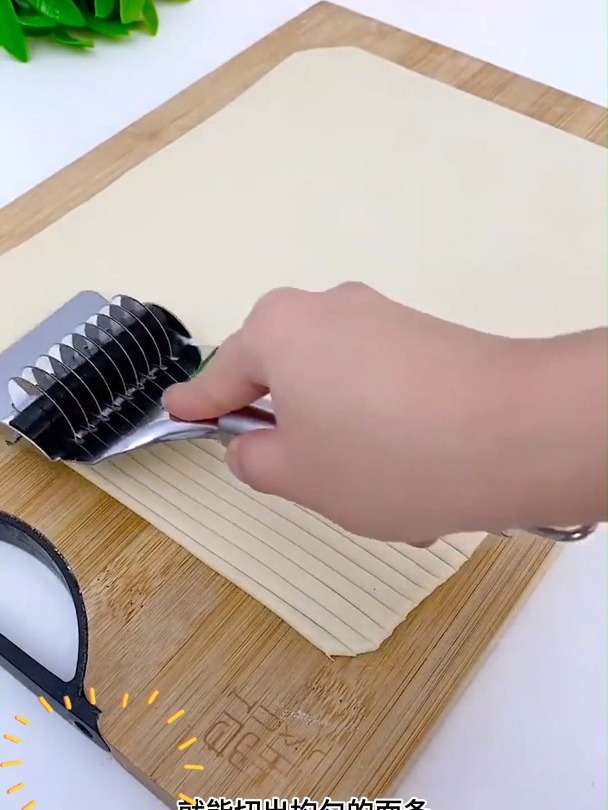 以前做面条真是太麻烦了,有了这个切面刀,在家做面太方便了