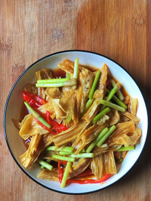 腐竹怎么做好吃的家常做法,分享一道腐竹炒蒜苔