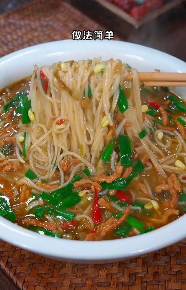 百吃不厌的雪菜肉丝面