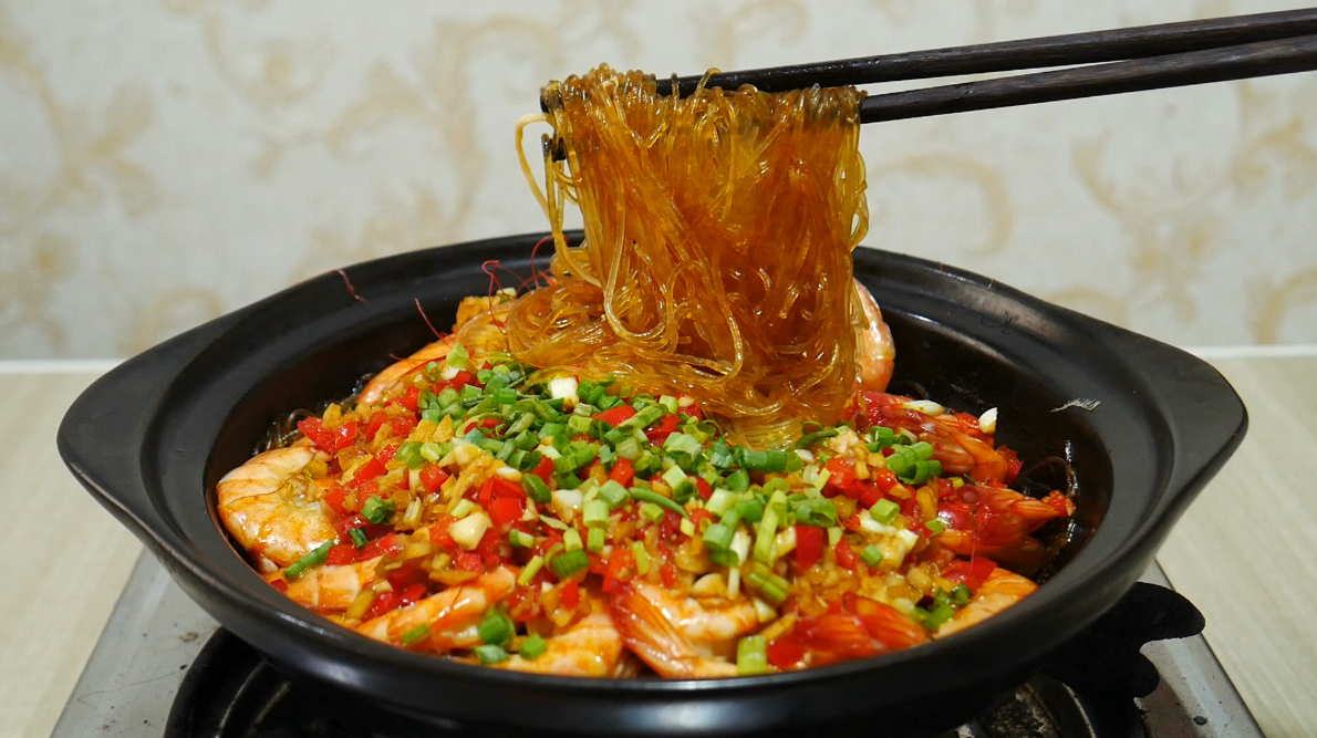 大厨教你粉丝虾煲最好吃做法，鲜香美味，爽滑可口，做一锅不够吃