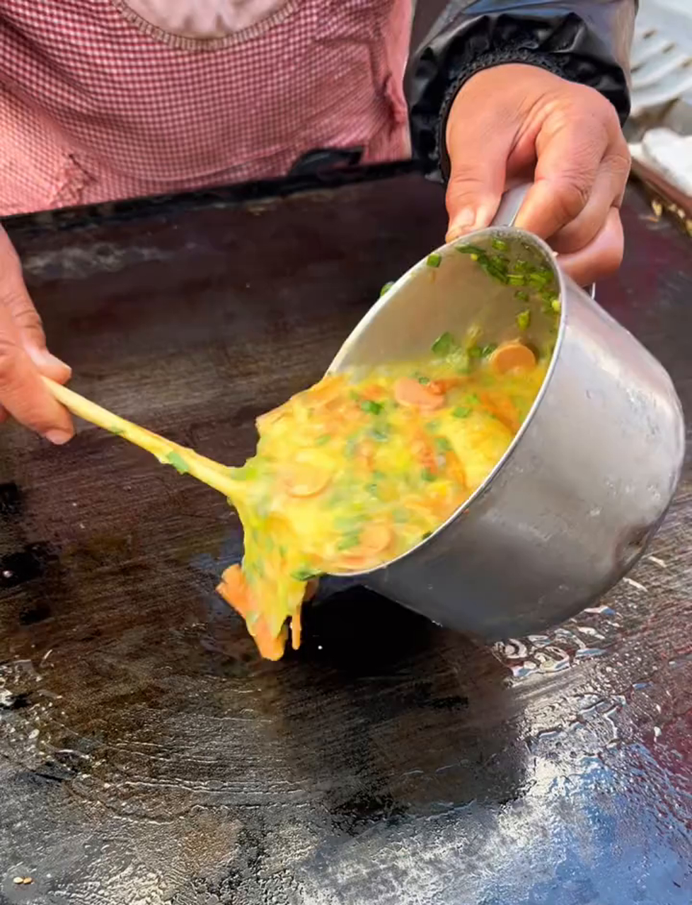 山东菏泽曹县的鸡蛋火烧,五块钱一个,又香又脆,味道绝了!