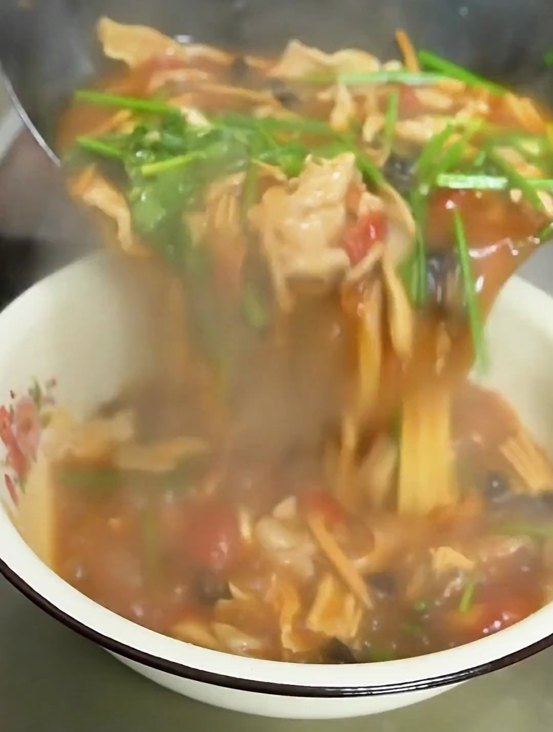 河南流水席上的一道传统名菜连汤肉片,酸辣开胃又解腻