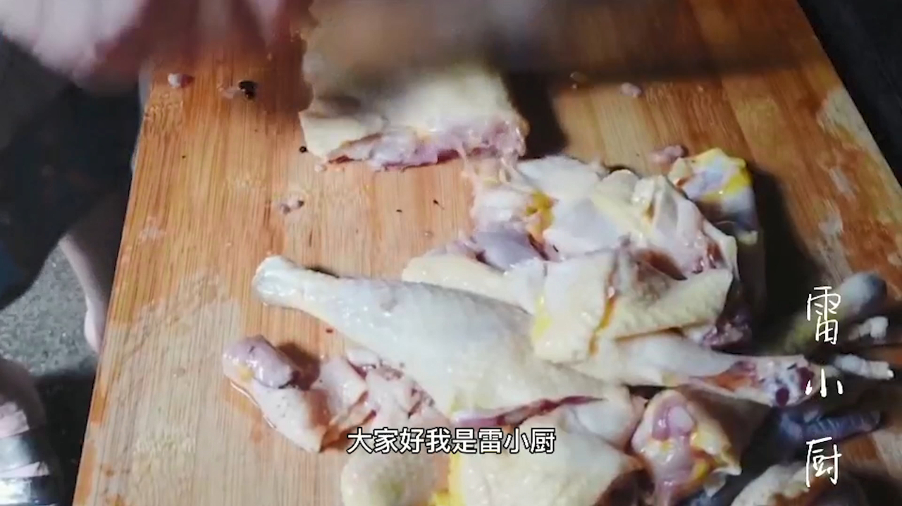 农家散养的土鸡，用老一辈的方法蒸一蒸，原汁原味，连汤都是甜的