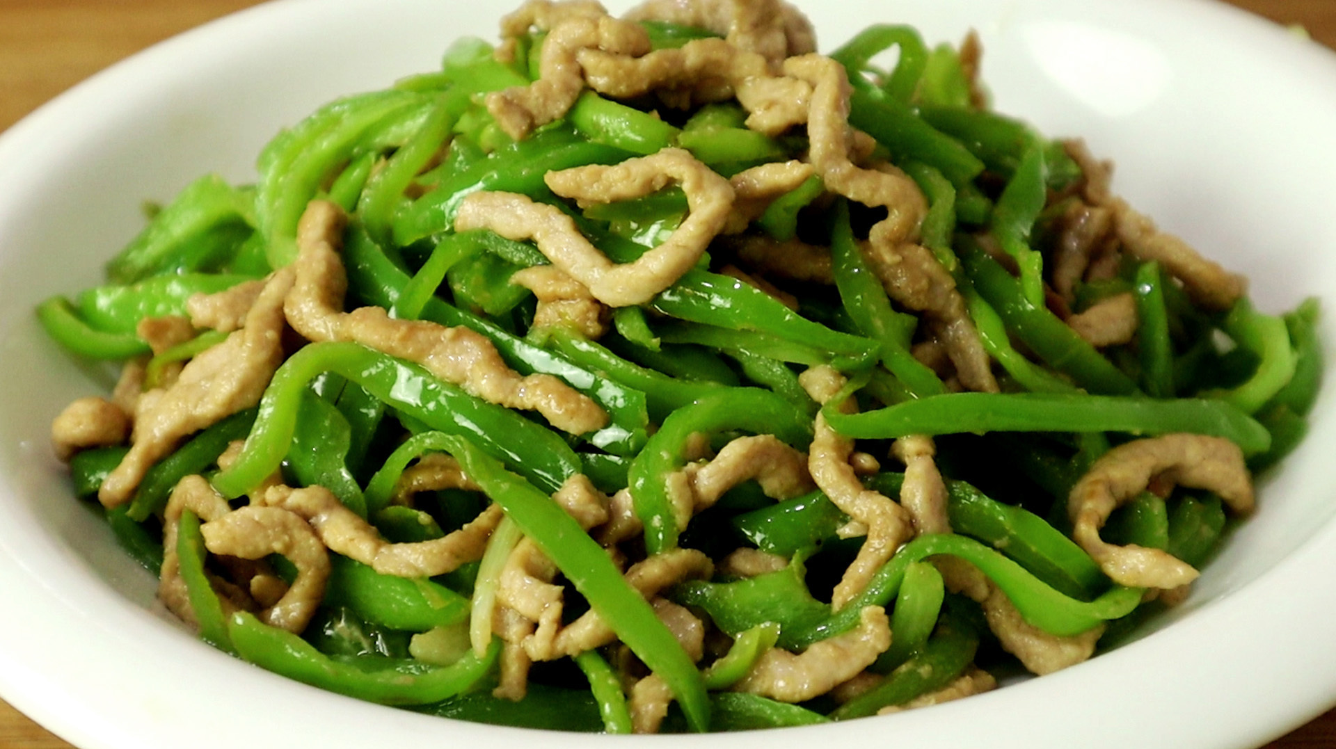 青椒肉丝到底先炒青椒还是肉丝,很多人都没搞对,难怪炒的不好吃
