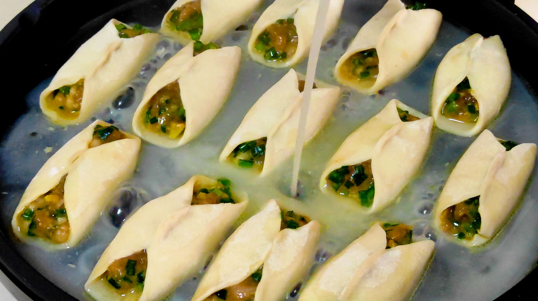 锅贴有人用面水,有人用淀粉水,教你正确做法,皮脆肉香,超好吃