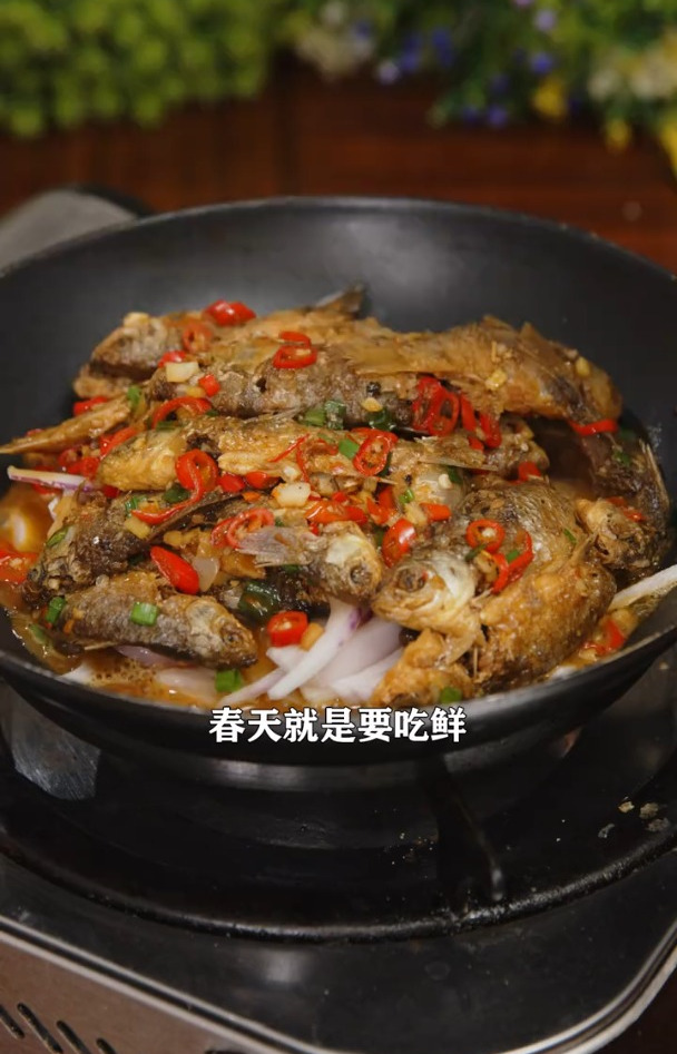 香煎小河鱼家常做法,外酥里嫩,汤汁泡饭都能吃两碗!