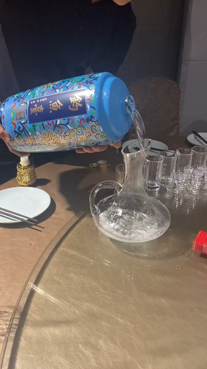 钓鱼台不愧是玩瓶子的老大,顶级的口感不输飞天茅台,光这瓶子就得价值几十块钱吧
