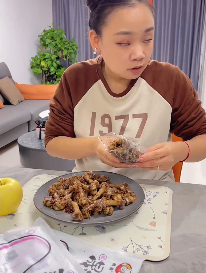 小时候的零食 鸡骨棒 就喜欢上面的脆骨连着点小肉的嚼劲