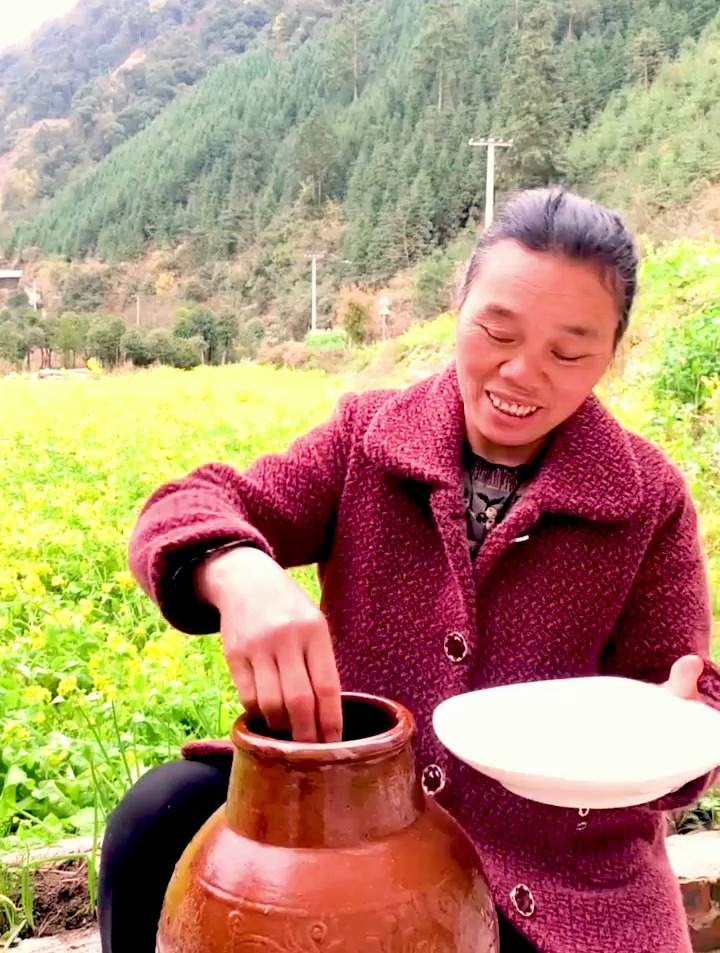 苗家人的特色美食,酸肉,酸辣味的,今天开坛啦!可以炒折耳根