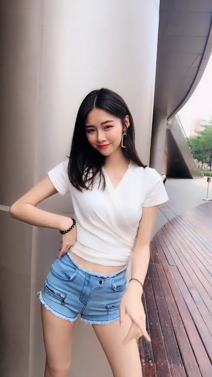 街拍:你喜欢喝奶茶还是啤酒