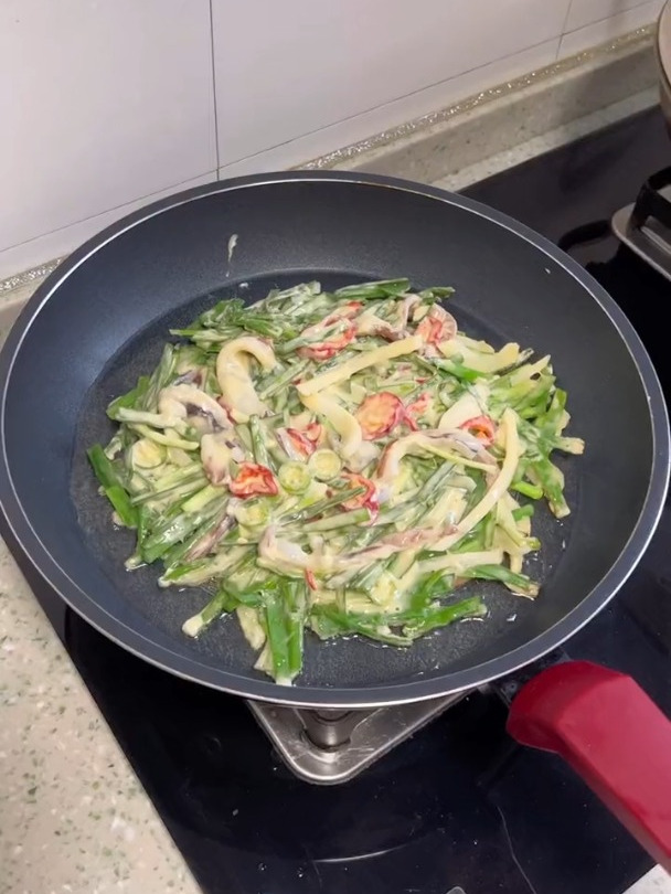 爱吃韭菜星人在哪里!韭菜的神仙吃法之韭菜鱿鱼饼!