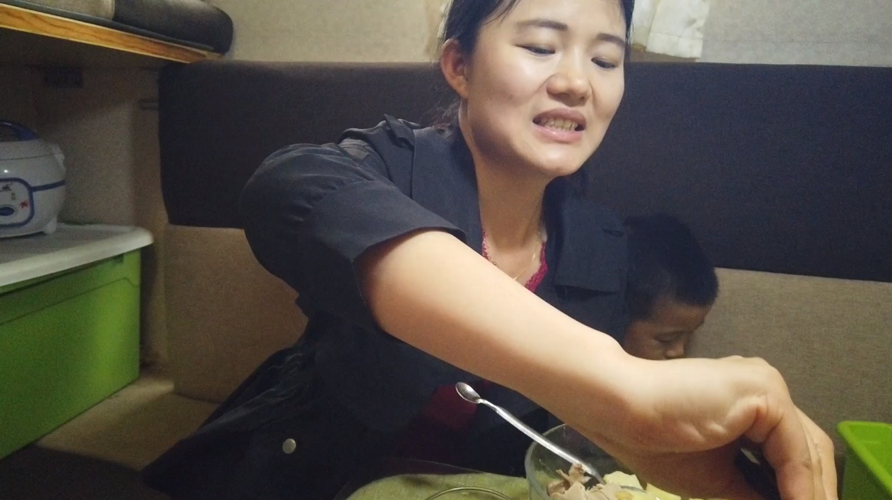 今天上山之前没有买到菜,在山上逮了一只6斤的母鸡,一锅炖