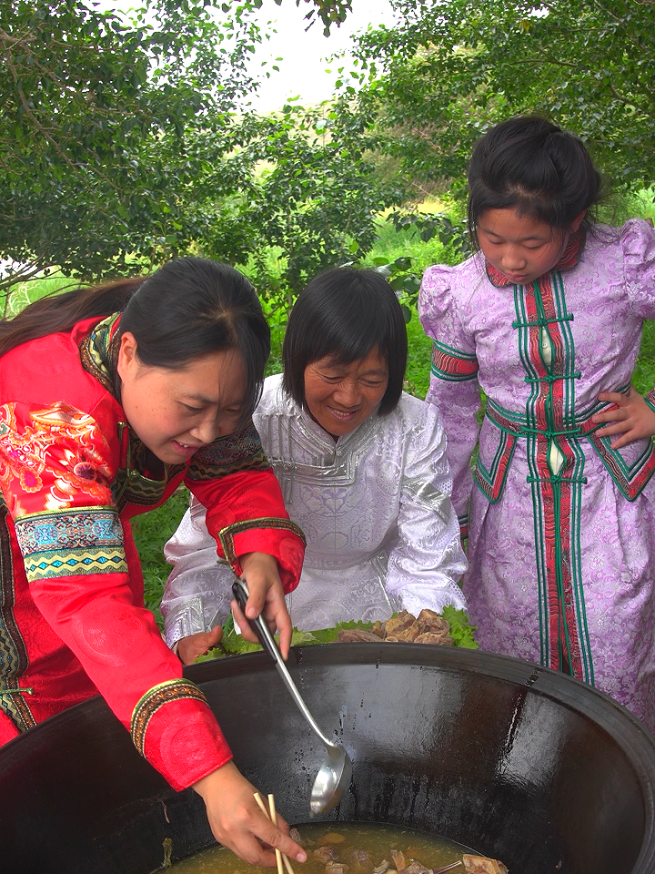 胖妹内蒙7日游,穿蒙古服吃牛羊肉,看婆婆这身打扮到底怎么样?