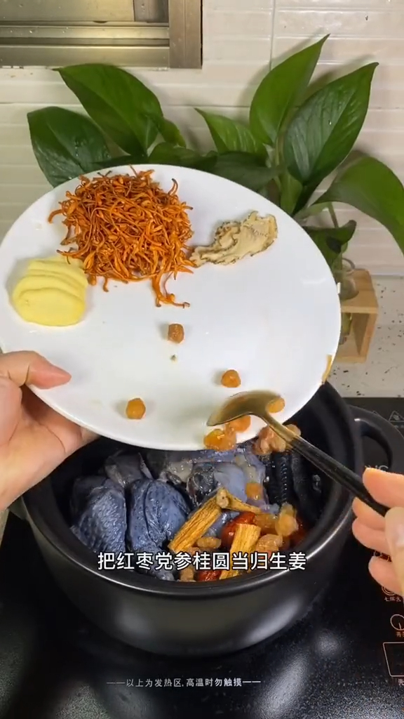 女人最滋补的红枣乌鸡汤,经常喝,你儿子都要叫你姐姐了