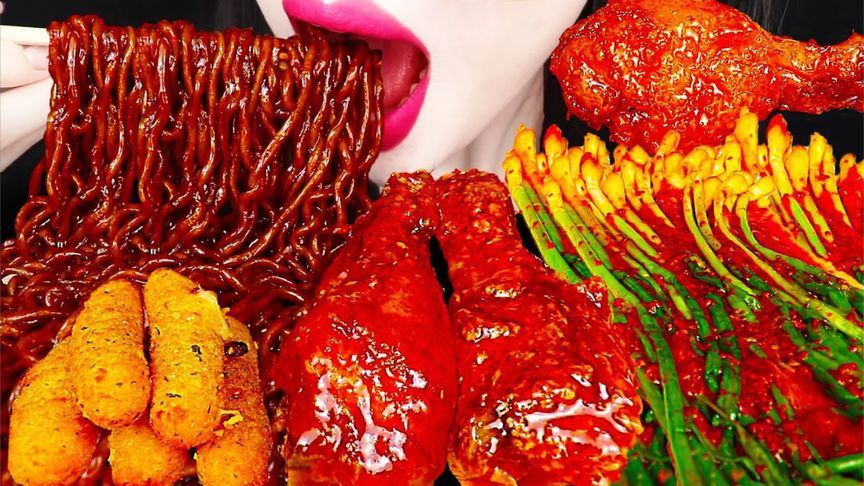 四川炸酱面与调味炸鸡的芝士条盛宴,吃播的味觉交响曲