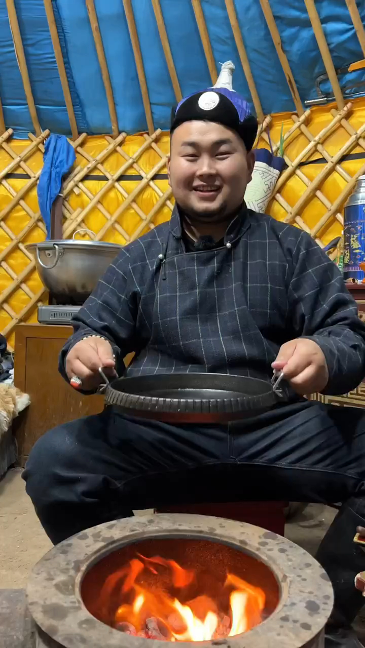 第一次去内蒙铁子家,看到羊肉肠的西餐式吃法,配碗奶茶好极了