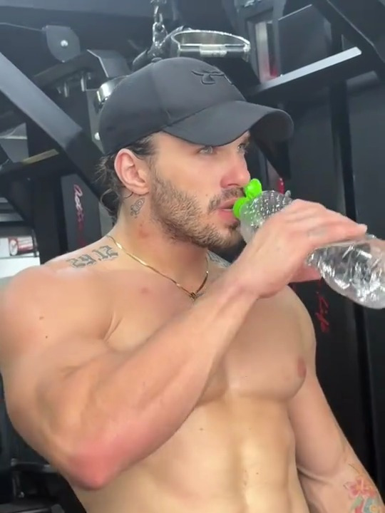 帅气的肌肉男 肌肉男