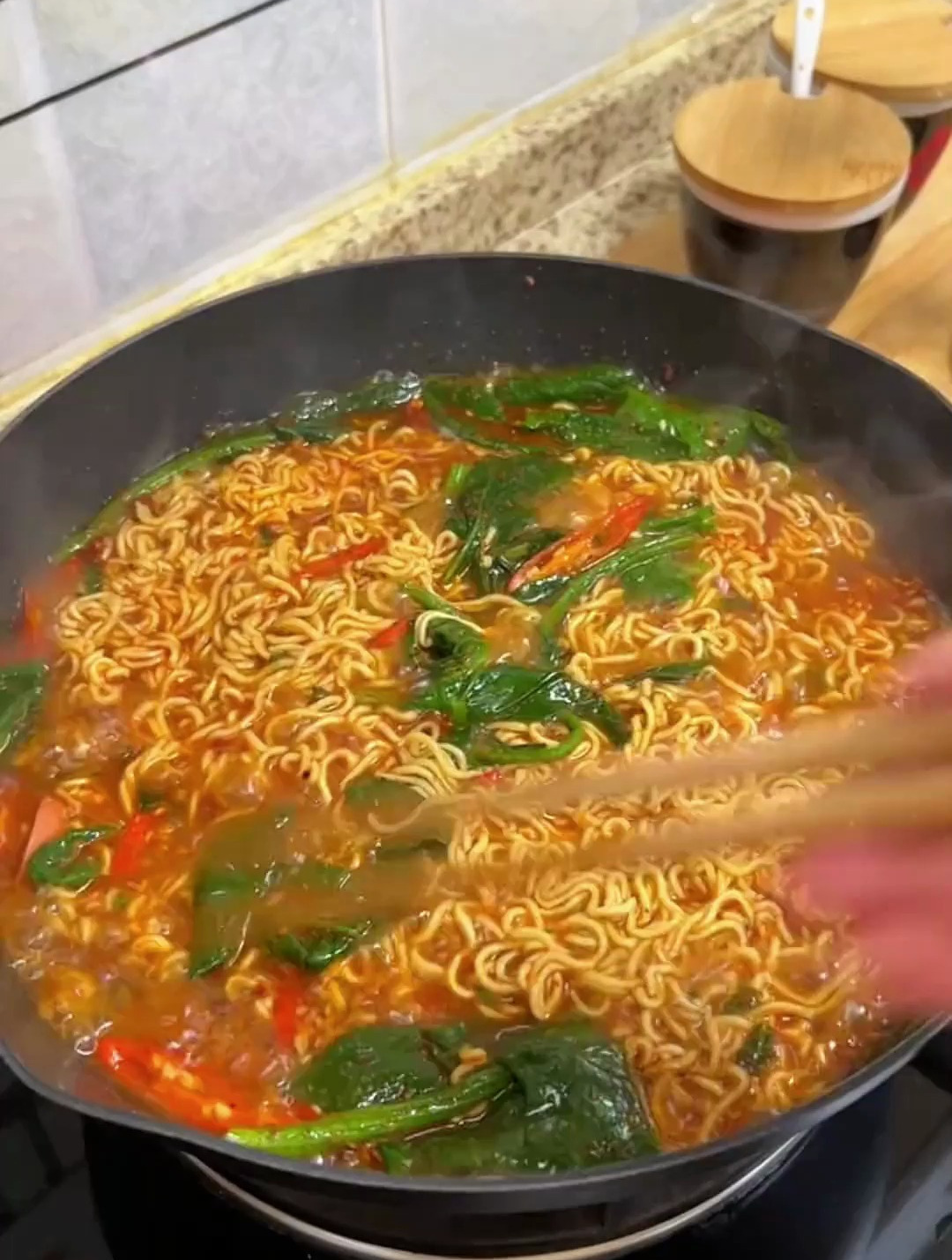 饿了不知道吃啥就来上一魔鬼辣面