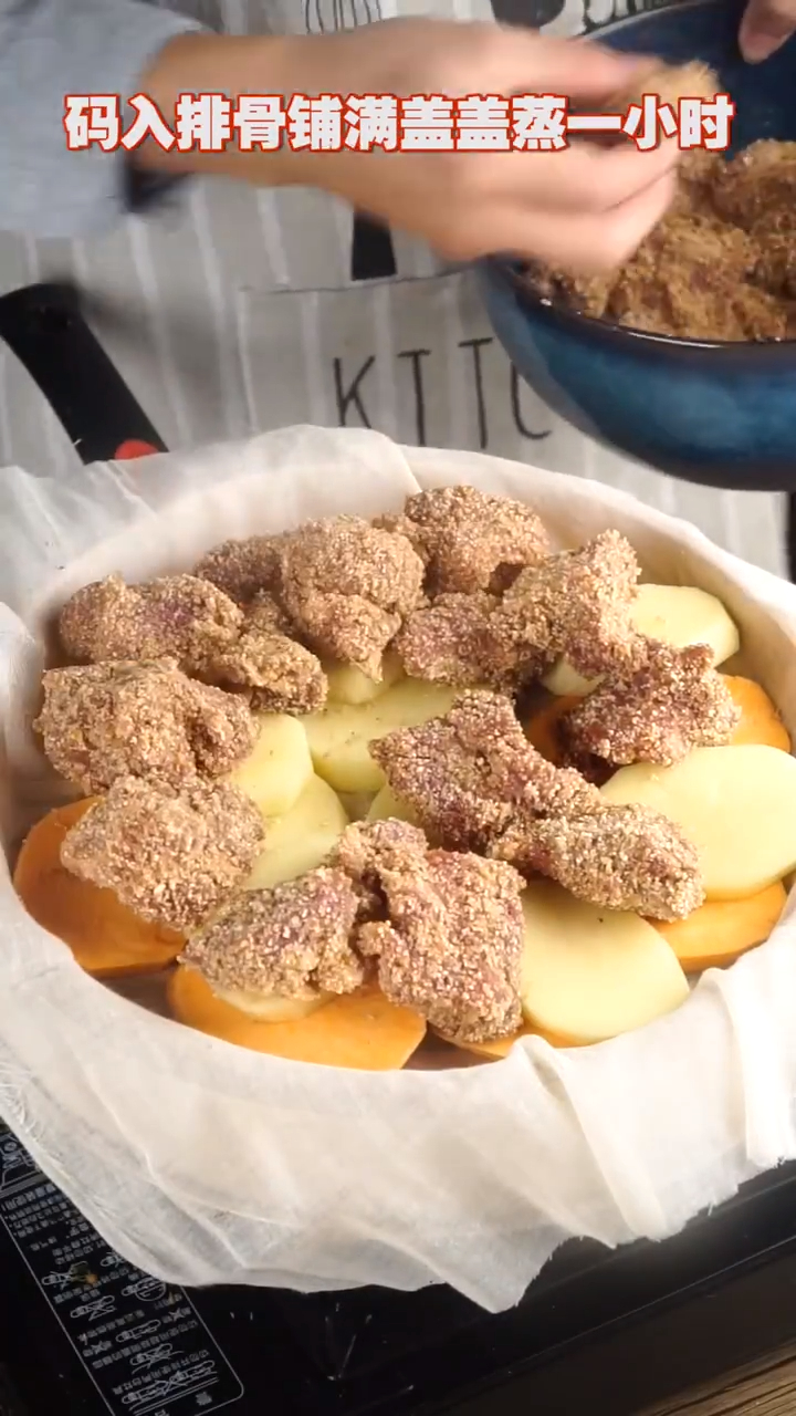 这是这道纯手工制作的粉蒸肉。这道菜好吃的秘诀就是这蒸肉粉了