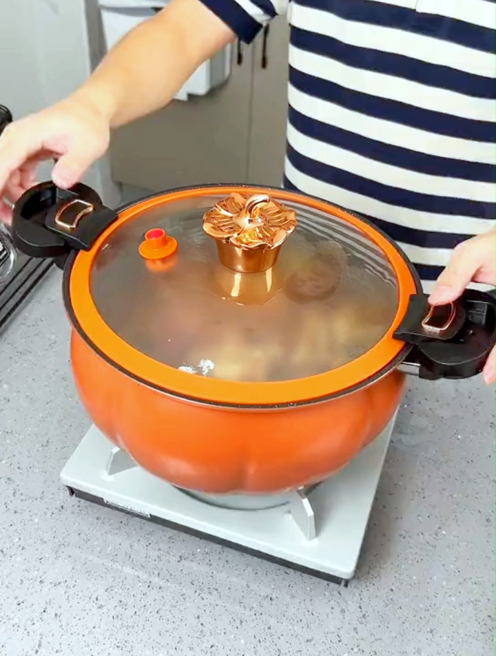 高颜值的南瓜微压锅,炖煮炒菜都能用,关键用来炒菜还不粘锅