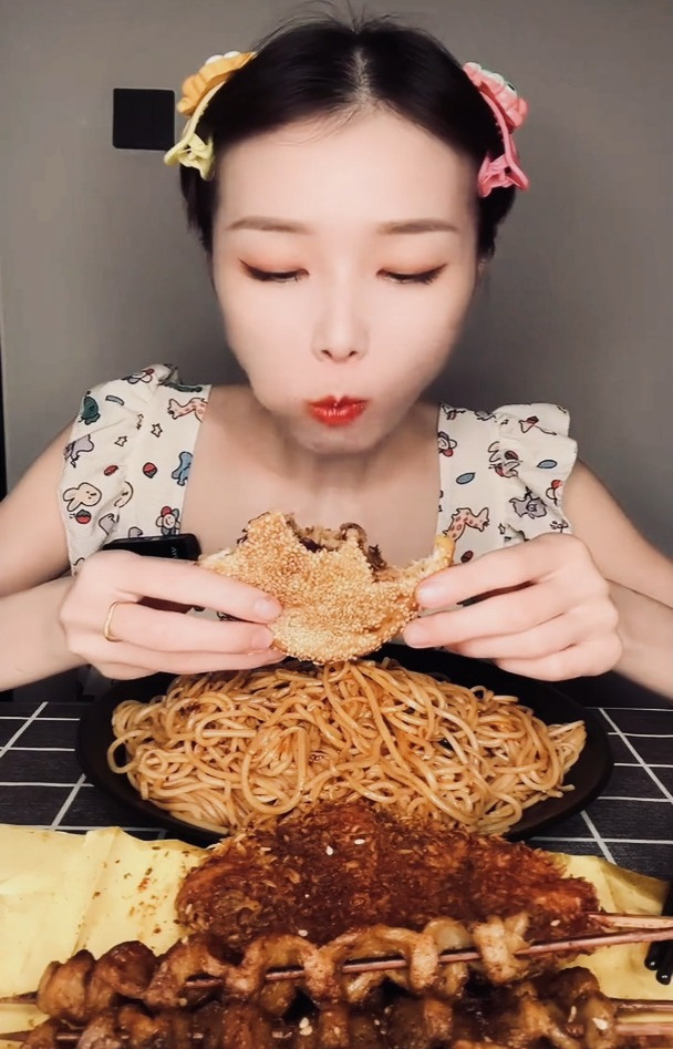 美食分享 油炸烧饼 烧饼夹菜 烤串