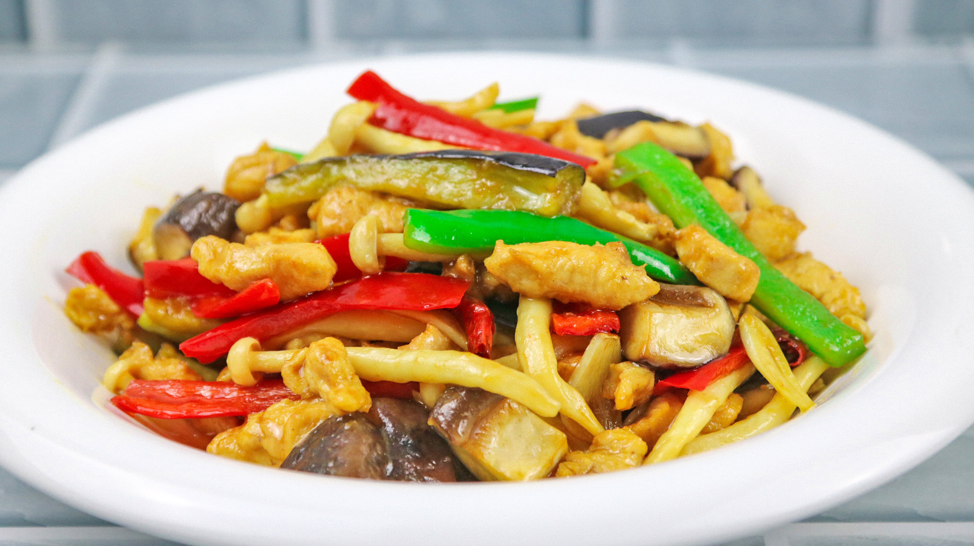 茄子烧鸡丁怎样做好吃?大厨分享腌制滑油技巧,比饭店做的还要香