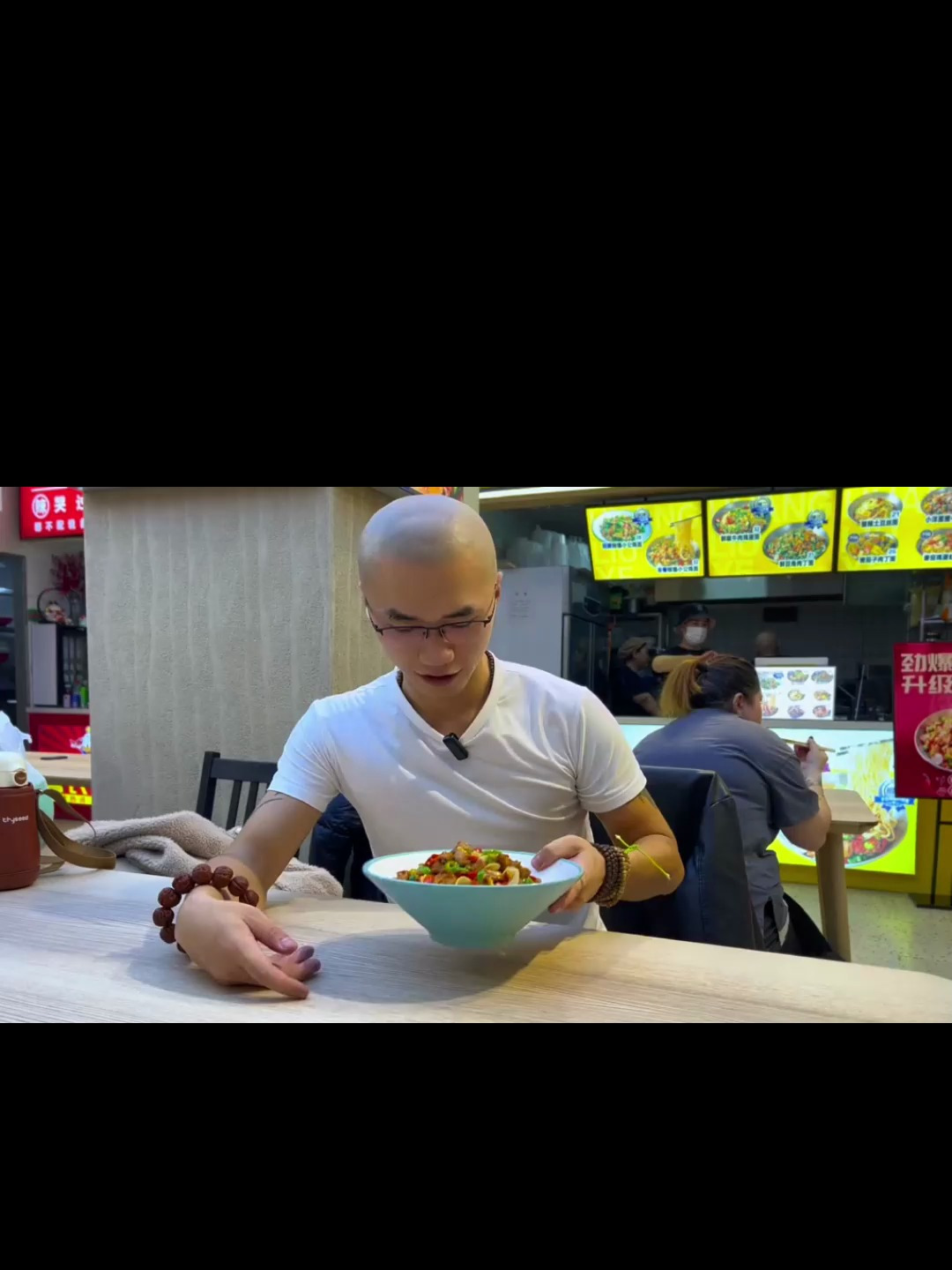 黄六爷的辣爆小公鸡面听说里面肉贼多带你们看看去